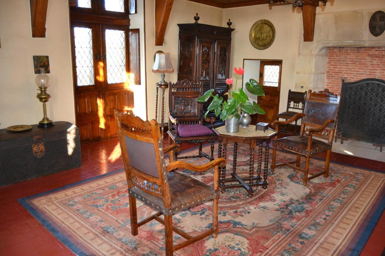 Chateau De Peufeilhoux Bed & Breakfast Vallon-en-Sully Eksteriør bilde