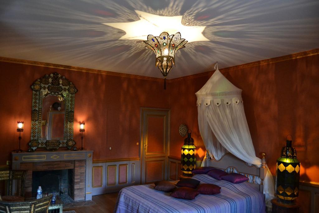 Chateau De Peufeilhoux Bed & Breakfast Vallon-en-Sully Rom bilde