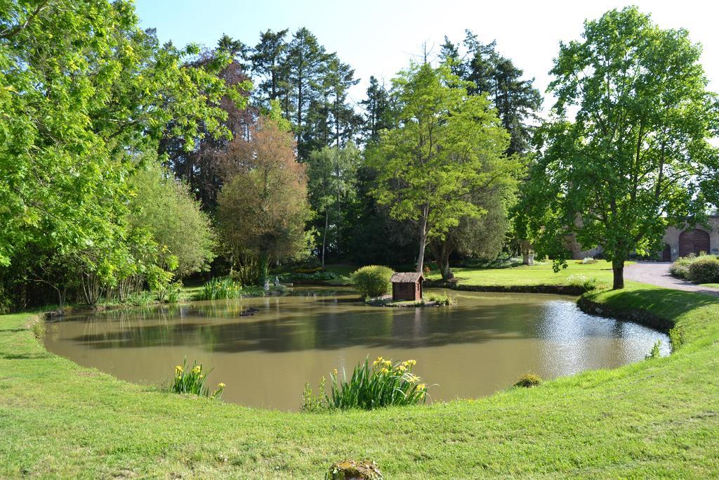 Chateau De Peufeilhoux Bed & Breakfast Vallon-en-Sully Eksteriør bilde