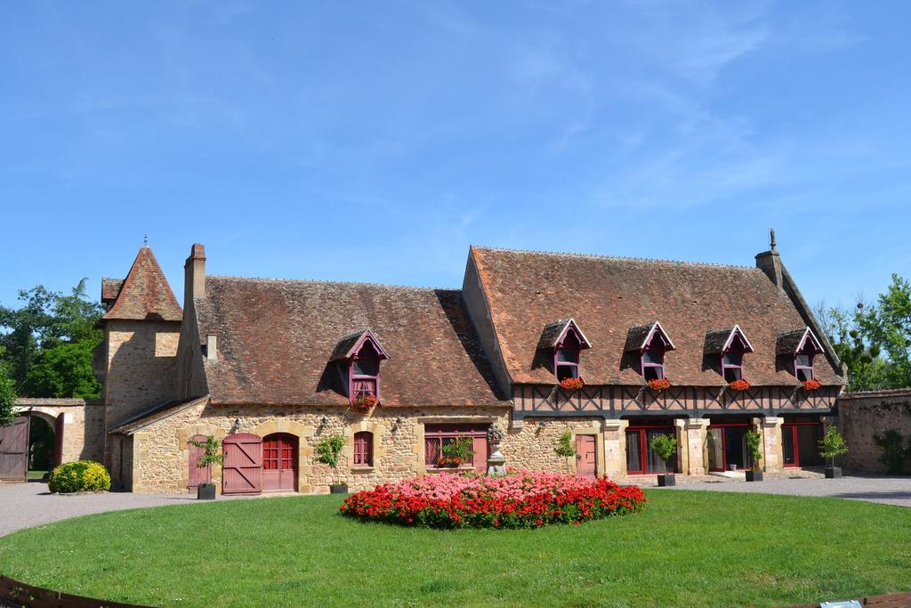 Chateau De Peufeilhoux Bed & Breakfast Vallon-en-Sully Eksteriør bilde